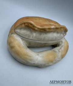 Маслёнка «Калач». Бисквит, роспись, фабрика Гарднера, Россия, 1880–1890-е годы