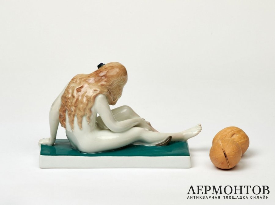 Статуэтка «Обнажённая девушка с кошкой». Фарфор, Karl Ens, Германия, 1919–1940 годы