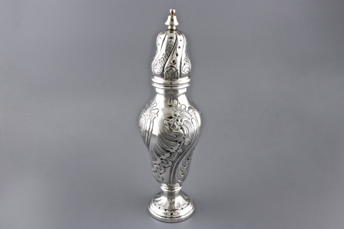 Высокий шейкер для специй. Серебро 800 пробы. Европа, 1930-е.