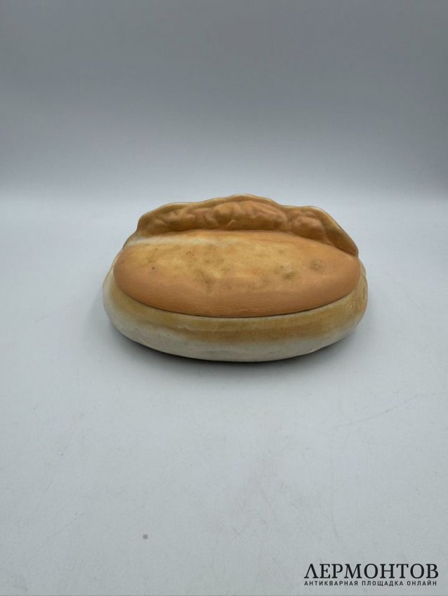 Маслёнка «Калач». Бисквит, роспись, фабрика Гарднера, Россия, 1880–1890-е годы