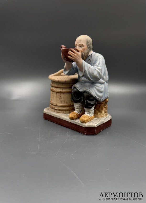Статуэтка «Мужик с ковшом». Бисквит, роспись, фабрика Гарднера, Россия, 1880–1890 годы