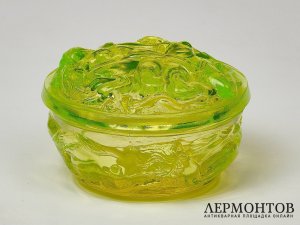 Шкатулка «Две купальщицы». Урановое стекло, Чехия