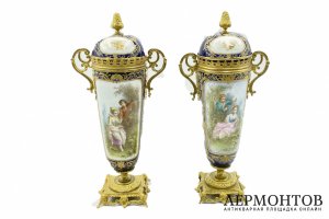Парные вазы - кубки с крышками в стиле Севр. Франция, рубеж 19 - 20 в. Фарфор, бронза