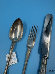 Набор «Эгоист» в коробке: ложка, вилка, нож. Серебро 84 пробы, сталь, мастер К. Р., магазин П. Чуксанова, Россия, 1899–1908 годы