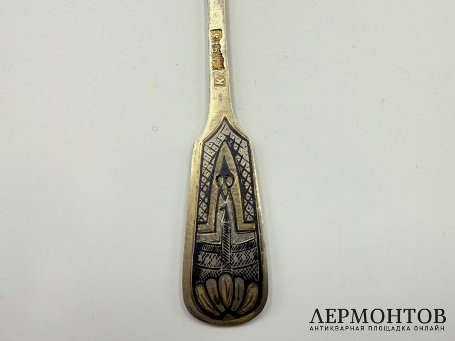 Ложка с пословицей Без соли без хлеба. Россия, 1870 г. Серебро 84 пробы, чернь.