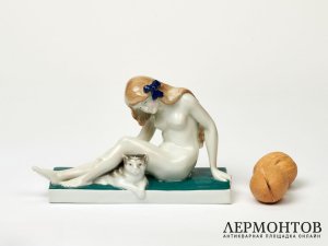 Статуэтка «Обнажённая девушка с кошкой». Фарфор, Karl Ens, Германия, 1919–1940 годы