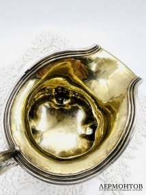 Сливочник на фигурных ножках. Серебро 84 пробы, золочение, мастер ВВ, Россия, 1851 год