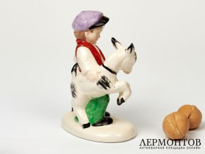Статуэтка «Мальчик с козлёнком». Фарфор, Sitzendorf, Германия, середина XX века
