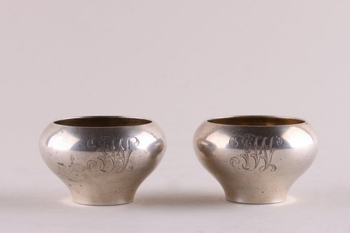 Комплект солонок в форме чугунка. Серебро 84 пробы. Россия, Москва, 1908-1917 гг.