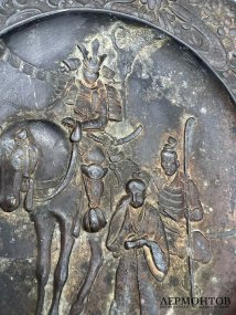 Настенное блюдо «Самураи в пути». Металл, чеканка, Япония, конец 19 — начало 20 века