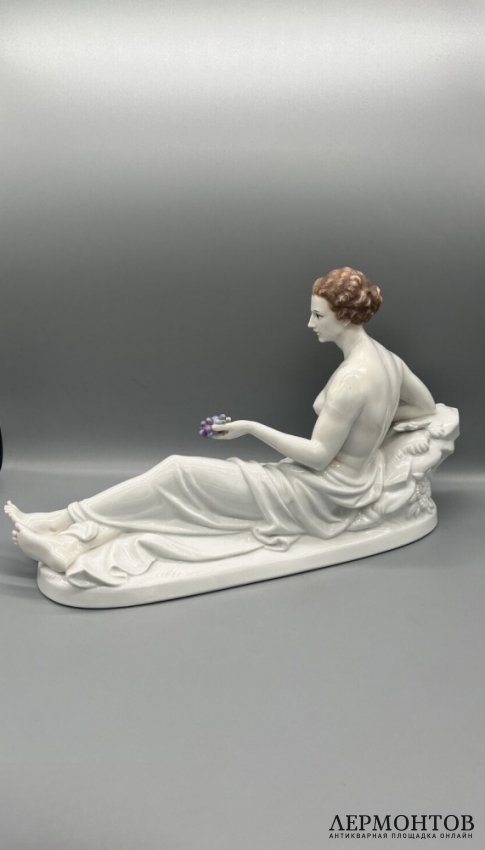 Скульптура «Обнажённая девушка с корзиной фруктов». Фарфор, роспись, Rosenthal, скульптор Hugo Meisel, Германия, 1930–1940 годы