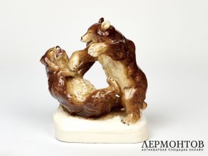 Статуэтка «Играющие медвежата». Фарфор, Royal Dux, Чехословакия, 1918–1938 годы