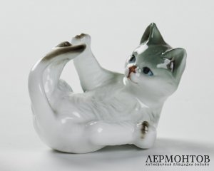 Статуэтка «Котёнок играет хвостом». Фарфор, Tilia, Португалия, вторая половина XX века