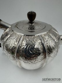 Чайник с растительным декором. Серебро 84 пробы, дерево, Россия, 1749 год