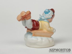 Статуэтка «Девочка на санках». Фарфор, Royal Dux, Чехословакия, 1940 год