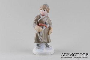 Фигурка. Юный дровосек. Фарфор, роспись. Песочное, 1с. 1955 год. СССР