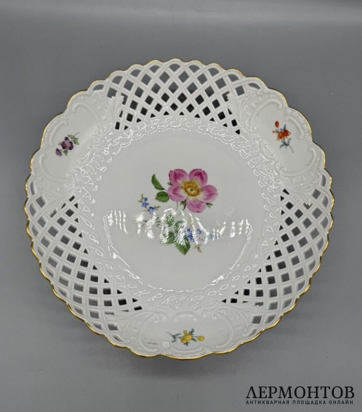 Блюдо с прорезным декором и цветами. Фарфор, роспись, Meissen, Германия, 20 век