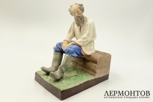 Статуэтка Старик на завалинке. Россия, Ф. Гарднер, 19 век. Бисквитный фарфор.
