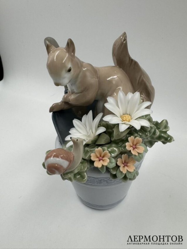 Статуэтка «Белочка с улиткой и цветами». Фарфор, роспись, Lladro, Испания