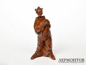 Статуэтка «Клоун с гармошкой». Терракота, Венгрия, середина XX века