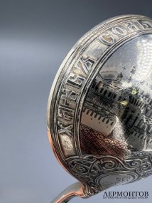 Ложка для мёда с видом Кремля и пословицей «Хлеб-соль ешь, правду режь». Серебро 84 пробы, чернь, В. Семёнов, Россия, 1881 год