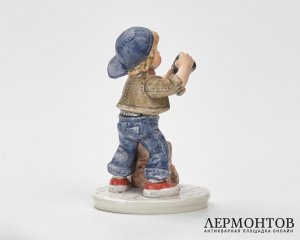 Статуэтка «Юный фотограф». Фарфор, Goebel, Германия, 1979–1990 годы