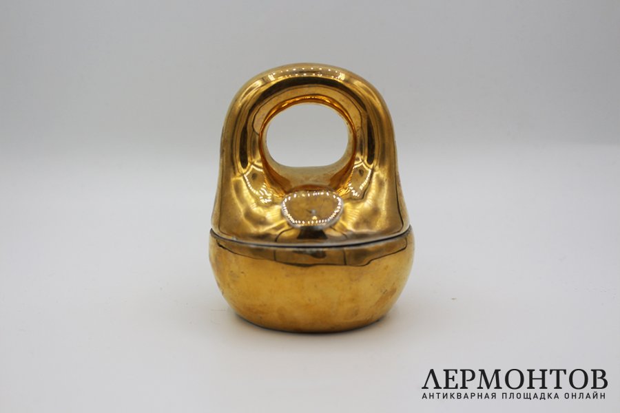 Шкатулка Гиря. Россия, фарфоровая фабрика М.С. Кузнецова в Твери, 1870-1880-е гг.