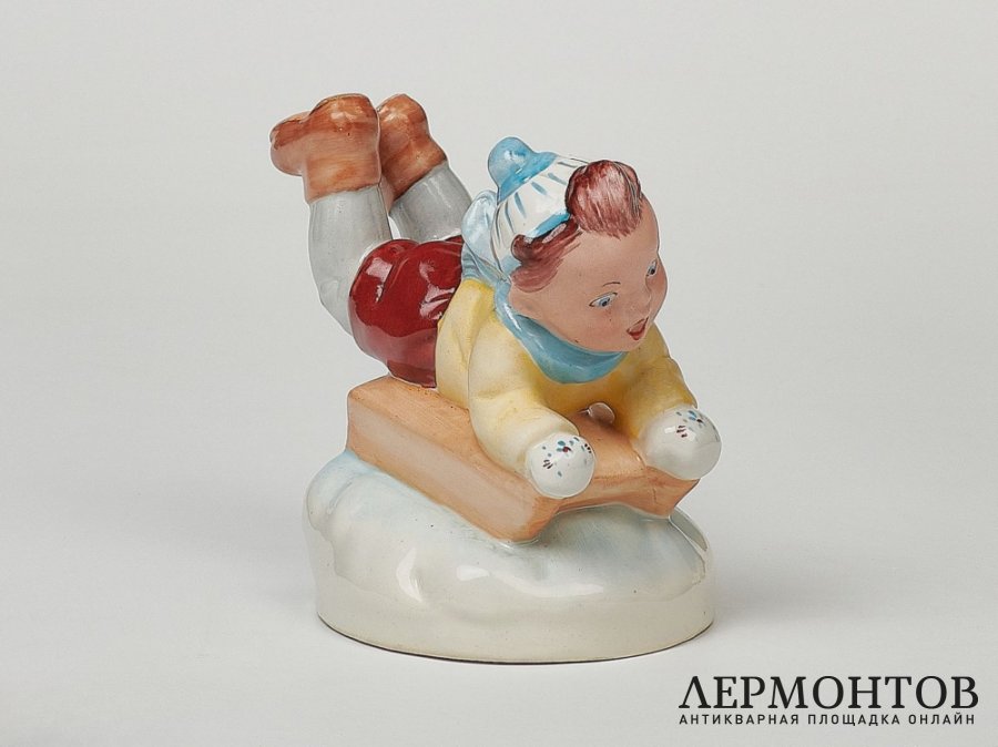 Статуэтка «Девочка на санках». Фарфор, Royal Dux, Чехословакия, 1940 год