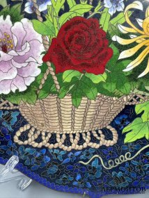Настенное блюдо с корзиной цветов и бабочками. Перегородчатая эмаль, Китай, 2-я половина 20 века
