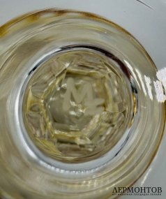 Фужер янтарного цвета с цветочным декором. Хрусталь, резьба, Богемия, 20 век