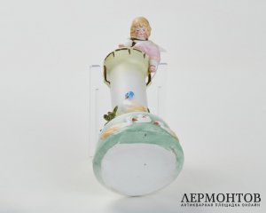 Ваза «Девочка с корабликом и утками». Бисквит, Conta & Boehme, Германия, рубеж XIX–XX веков