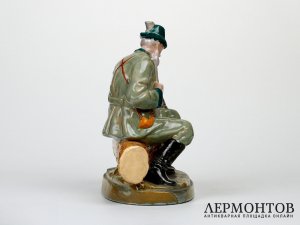 Статуэтка «Охотник с собакой на привале». Керамика, RAKO, Чехословакия, 1940–1950 год