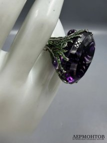 Кольцо с крупным аметистом и изумрудами. Золото 750 пробы, ручная работа