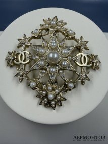 Брошь-звезда с жемчугом и кристаллами. Ювелирный сплав, Chanel, Италия, 2015 год