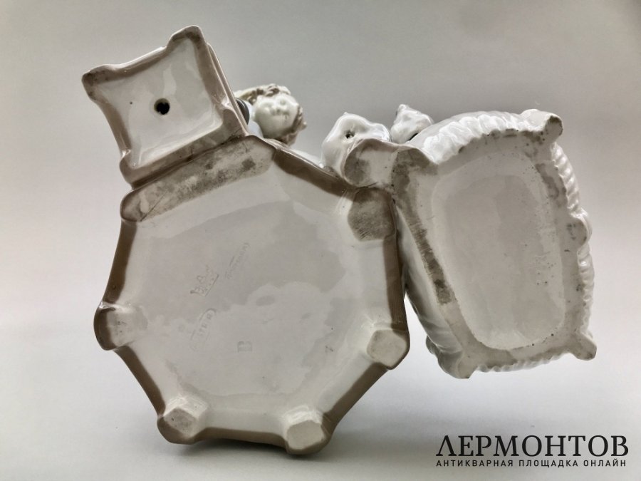 Статуэтка-ваза «Дети». Фарфор, Amphora, Австрия, 1900–1910 годы
