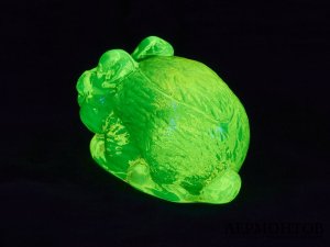 Статуэтка «Заяц». Урановое стекло, Чехия
