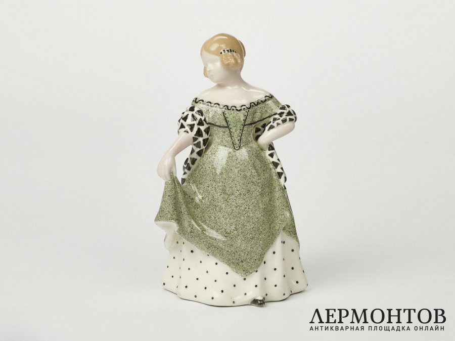 Статуэтка «Девушка бидермейер, смотрит направо». Goldscheider, Австрия, 1904–1905 годы