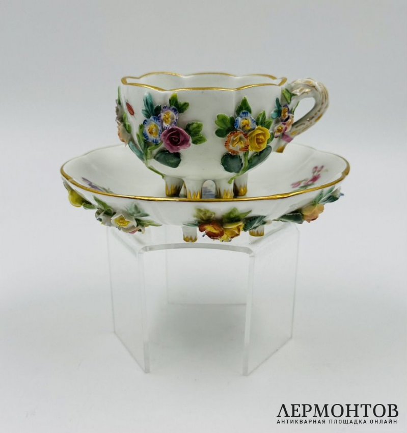 Кофейная пара с лепными розами. Фарфор, роспись, золочение, Meissen, Германия, 19 век