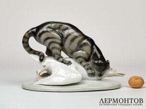 Статуэтка «Охота кошки на утку». Фарфор, Galluba & Hofmann, Германия, 1905–1937 годы