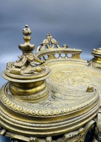 Чернильница с фигурой музыканта и птичками. Бронза, Западная Европа, конец 19 века