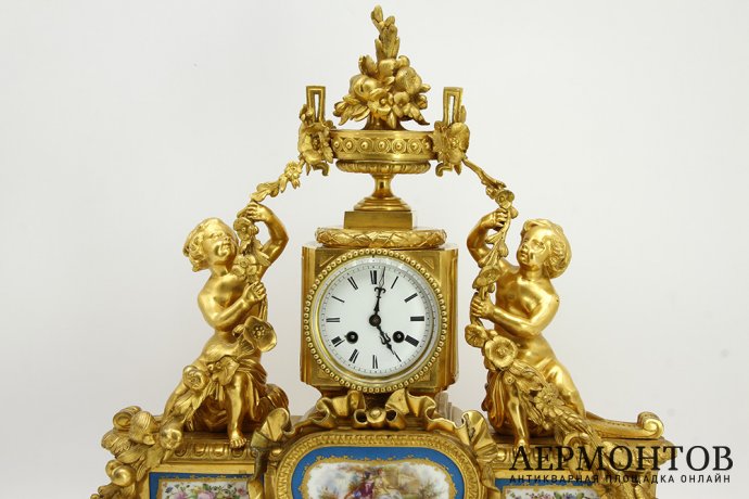 Часы каминные Путти с гирляндами цветов. Бронза, фарфор. Франция, 1850-60е гг.