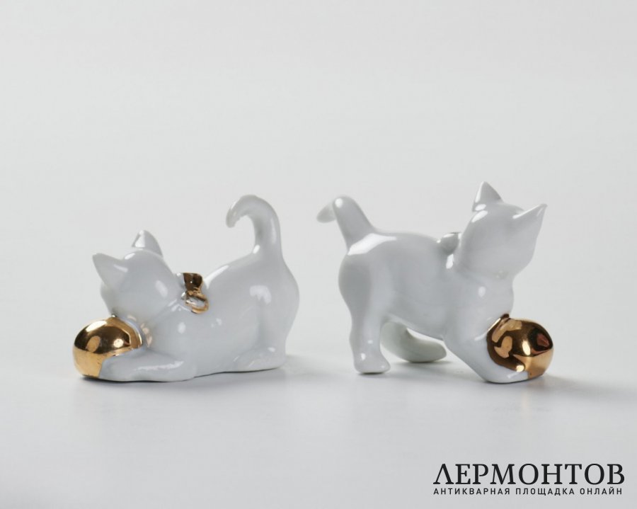 Статуэтка «Котёнок с золотым мячом». Фарфор, Metzler & Ortloff, Германия, 1950–1970-е годы