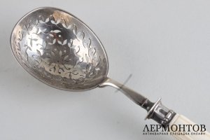 Ложка для закусок. Серебро 950 пробы, кость. Франция, XIX век.