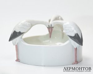 Статуэтка-ваза «Три аиста у водоёма». Фарфор, E.&A. Müller, Германия, 1895–1927 годы