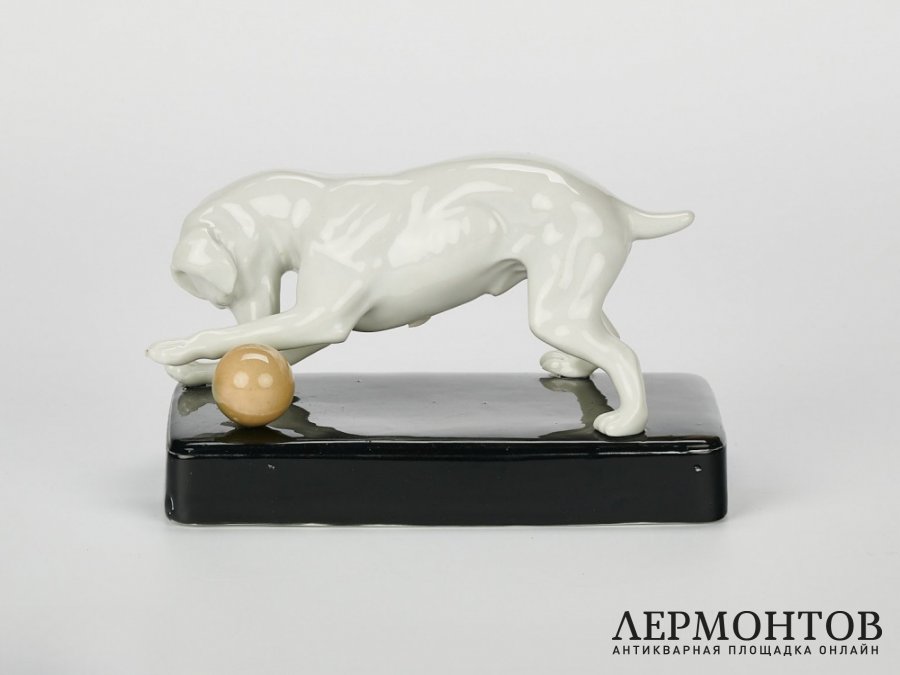 Статуэтка «Собака с мячом». Фарфор, Германия, 1920 год