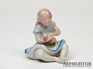 Статуэтка «Девочка с куклой». Фарфор, Kispest, Венгрия, 1950–1960 годы