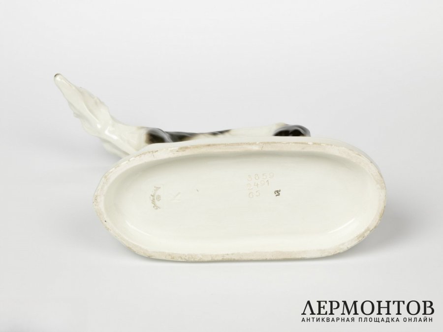 Статуэтка «Стоящая борзая». Goldscheider, Австрия, 1911–1912 годы