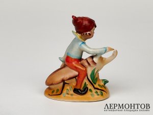 Статуэтка «Мальчик на жуке». Фарфор, Япония, 1945–1952 годы