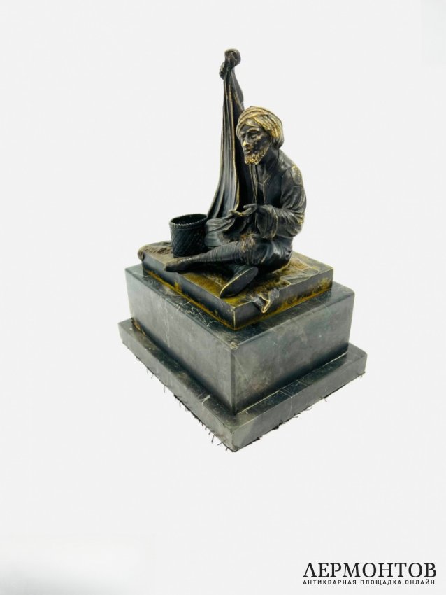 Скульптура «Торговец коврами». Бронза, мрамор, скульптор К. Т. Эйхлер, Австрия, начало 20 века