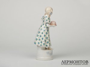 Статуэтка «Девочка с рождественским пудингом». Johann и Ferdinand Maresch, Австрия, около 1891 года